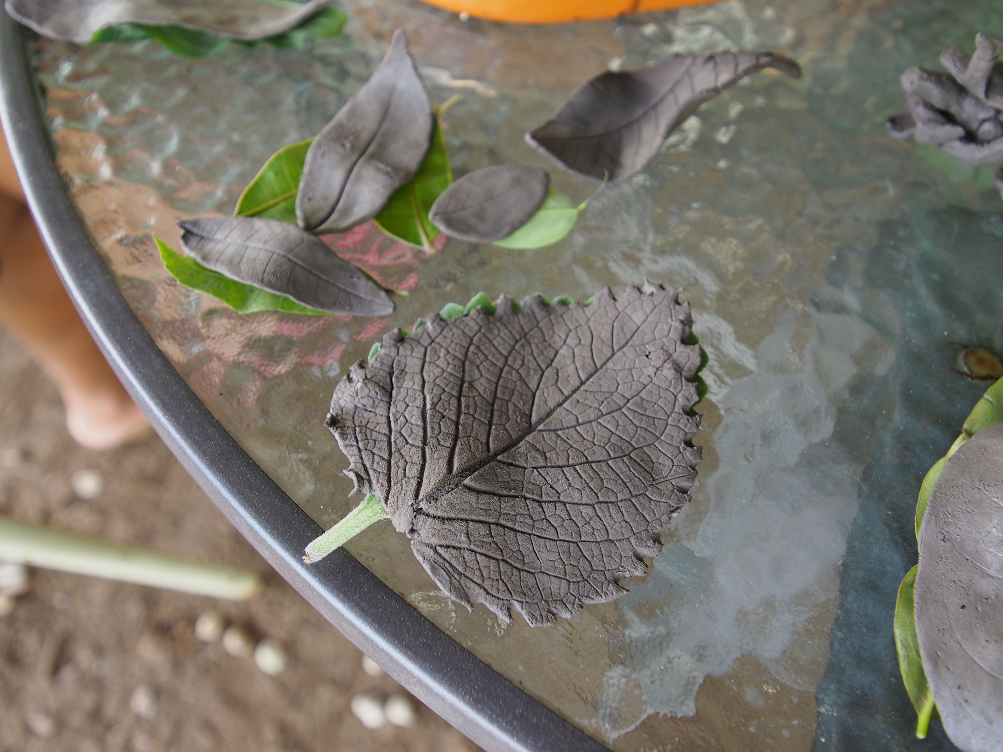 Making of clay leave by Pim