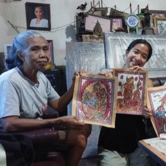 Eisa Jocson being introduced to senior Balinese women artists by Citra Sasmita