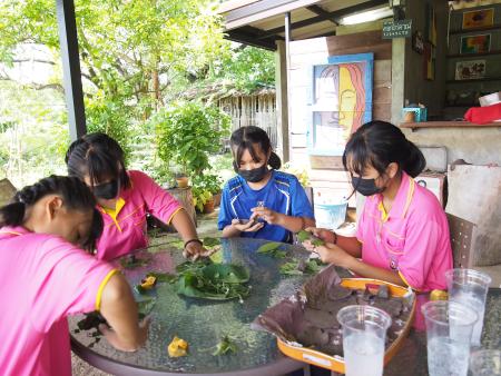 Students making clay leaves prints used later as starting leaves for &quot;Full Circle&quot; exhibition